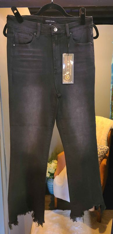 Risen Black Cropped Straight Jeans