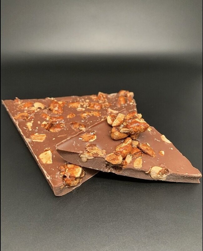 Chocolat lait cacahuètes caramélisées et fleur de sel