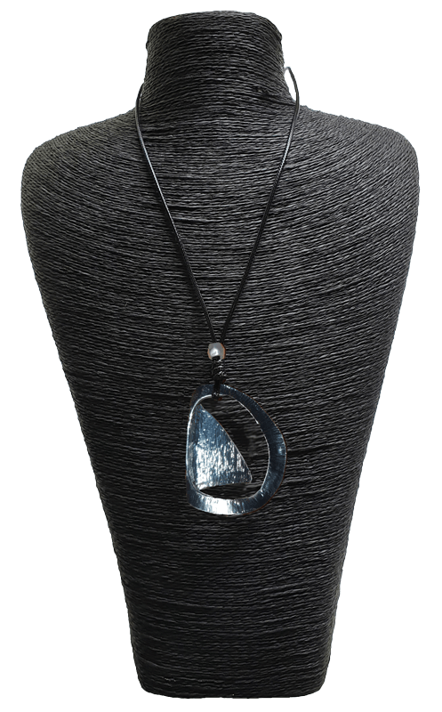 Lange, nickelfreie Kette aus schwarzem Leder mit silberfarbenen Anhängern Lange, nickelfreie Kette aus schwarzem Leder mit silberfarbenen Anhängern