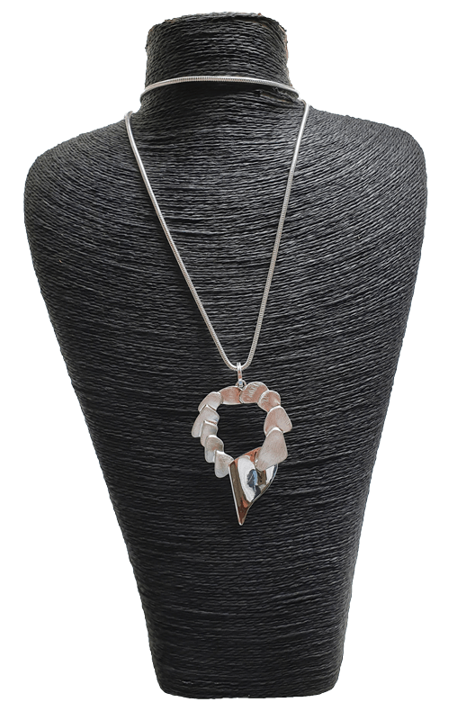 Lange, nickelfreie Schlangenkette mit einem Anhängern in der Farbe silber Lange, nickelfreie Schlangenkette mit einem Anhängern in der Farbe silber