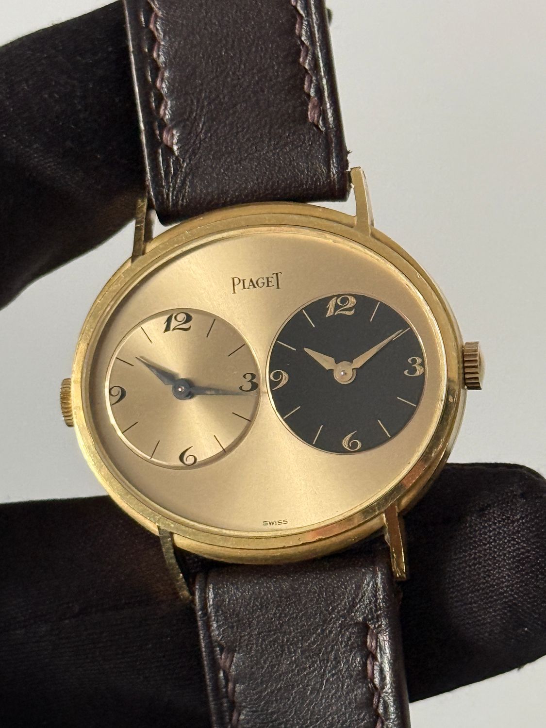 PIAGET Dual Time GMT 612501 Oval Champagne Black Arabic Numerals 18k Yellow Gold 33mm Manual Classic Vintage 1978 PIAGET Dual Time GMT 612501 Oval Champagne Black Arabic Numerals 18k Yellow Gold 33mm Manual Classic Vintage 1978