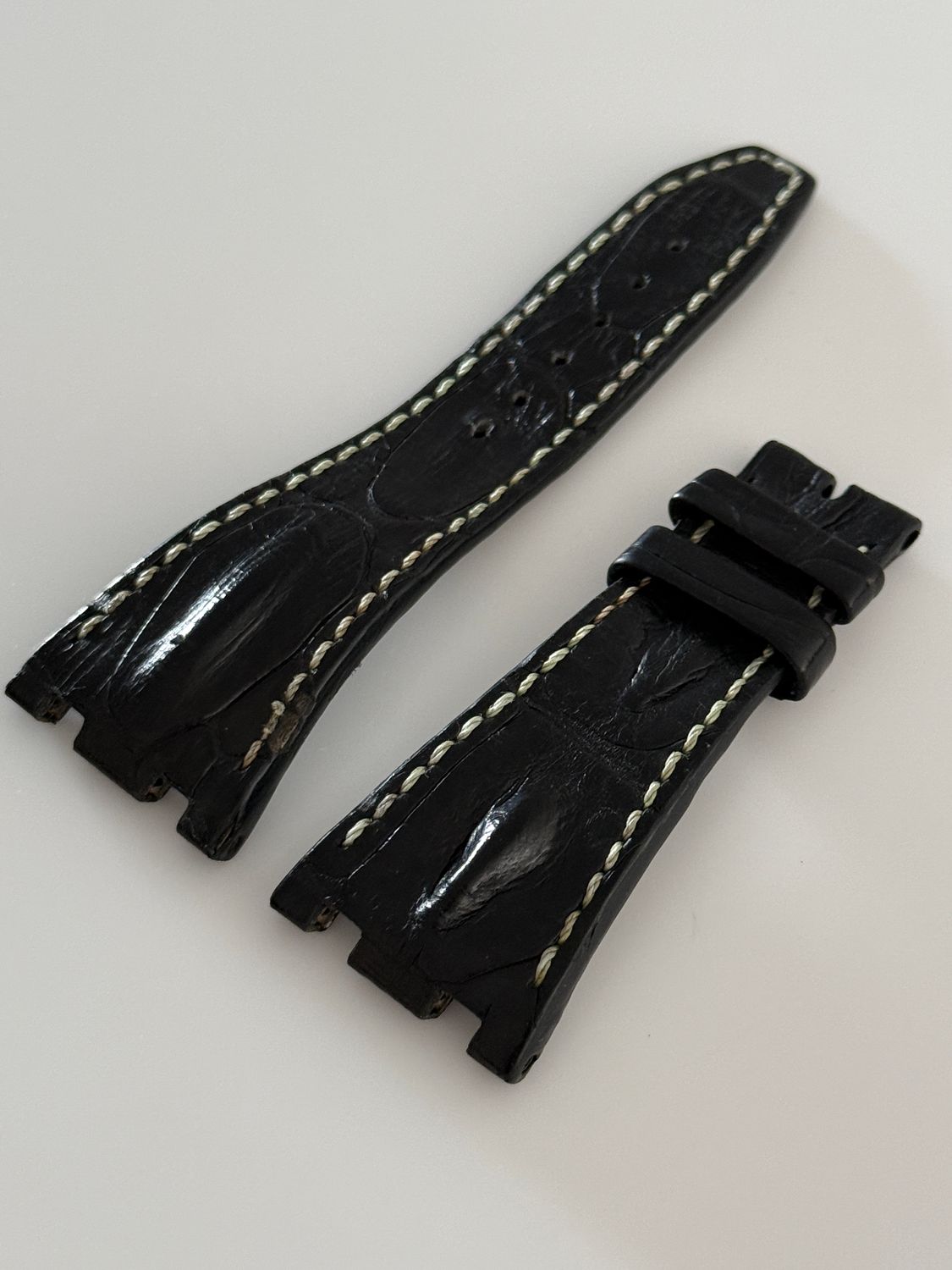 AUDEMARS PIGUET Black Hornback Alligator Leather Strap Royal Oak Offshore Chronograph 42mm 25940 26284 26470 26480 - 28mm x 18mm AUDEMARS PIGUET Black Hornback Alligator Leather Strap Royal Oak Offshore Chronograph 42mm 25940 26284 26470 26480 - 28mm x 18mm