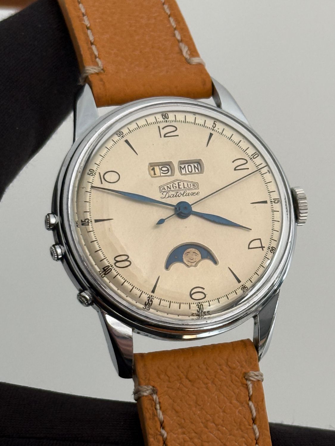 ANGELUS Datoluxe Day-Date Moonphase Calendar Stainless Steel Silver Dial Patina 256 Manual 34.5mm Vintage 1948 ANGELUS Datoluxe Day-Date Moonphase Calendar Stainless Steel Silver Dial Patina 256 Manual 34.5mm Vintage 1948