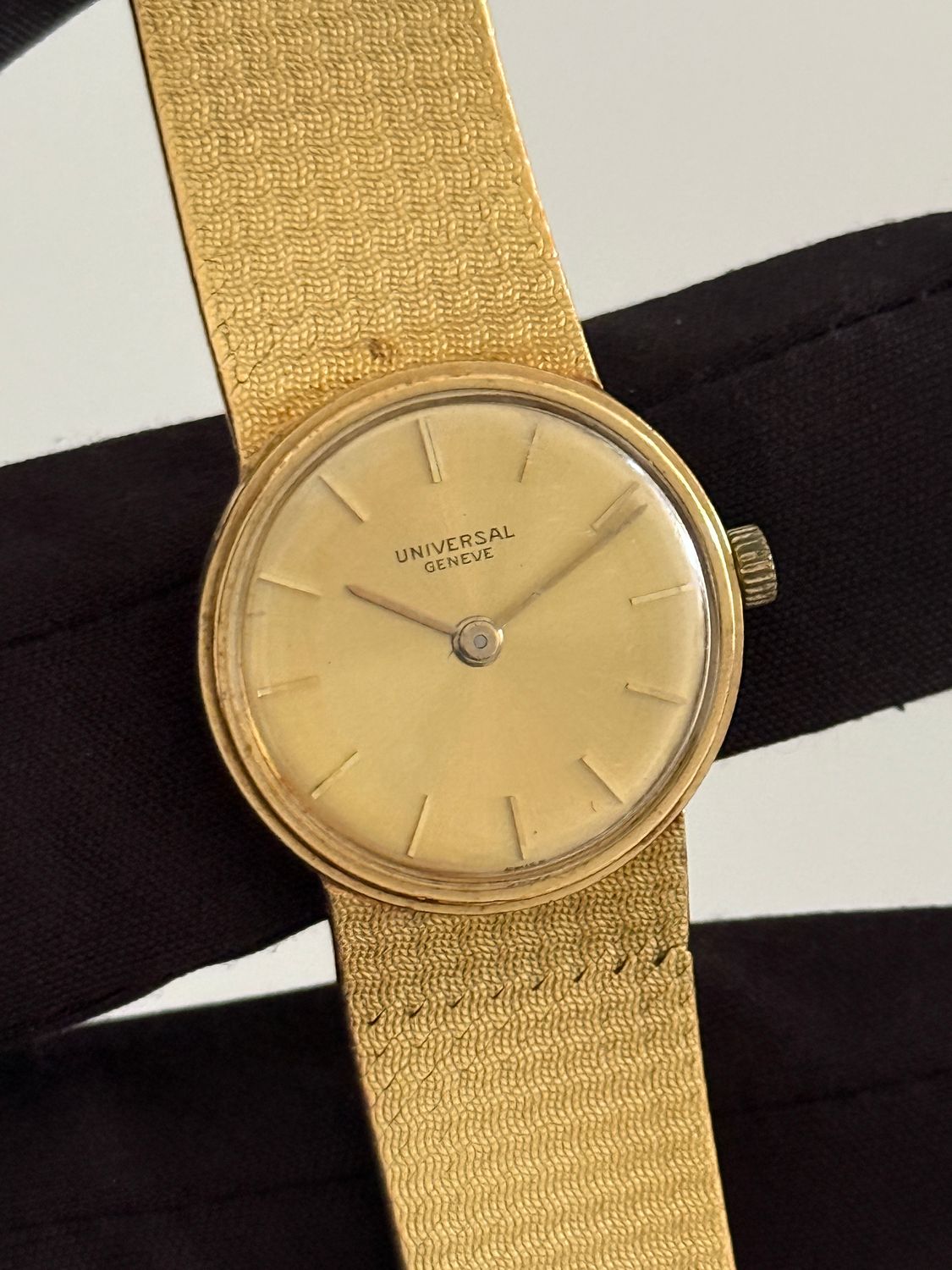 ​UNIVERSAL GENEVE Ladies Classic Round Thin Champagne Yellow Gold 52 Grams Milanese Manual 23mm Vintage 1960