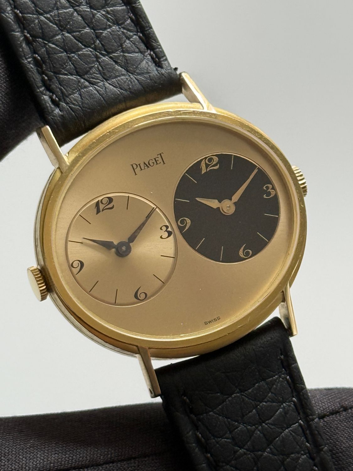 PIAGET Dual Time GMT 612501 Oval Champagne Black Arabic Numerals 18k Yellow Gold 33mm Manual Classic Vintage 1978 PIAGET Dual Time GMT 612501 Oval Champagne Black Arabic Numerals 18k Yellow Gold 33mm Manual Classic Vintage 1978