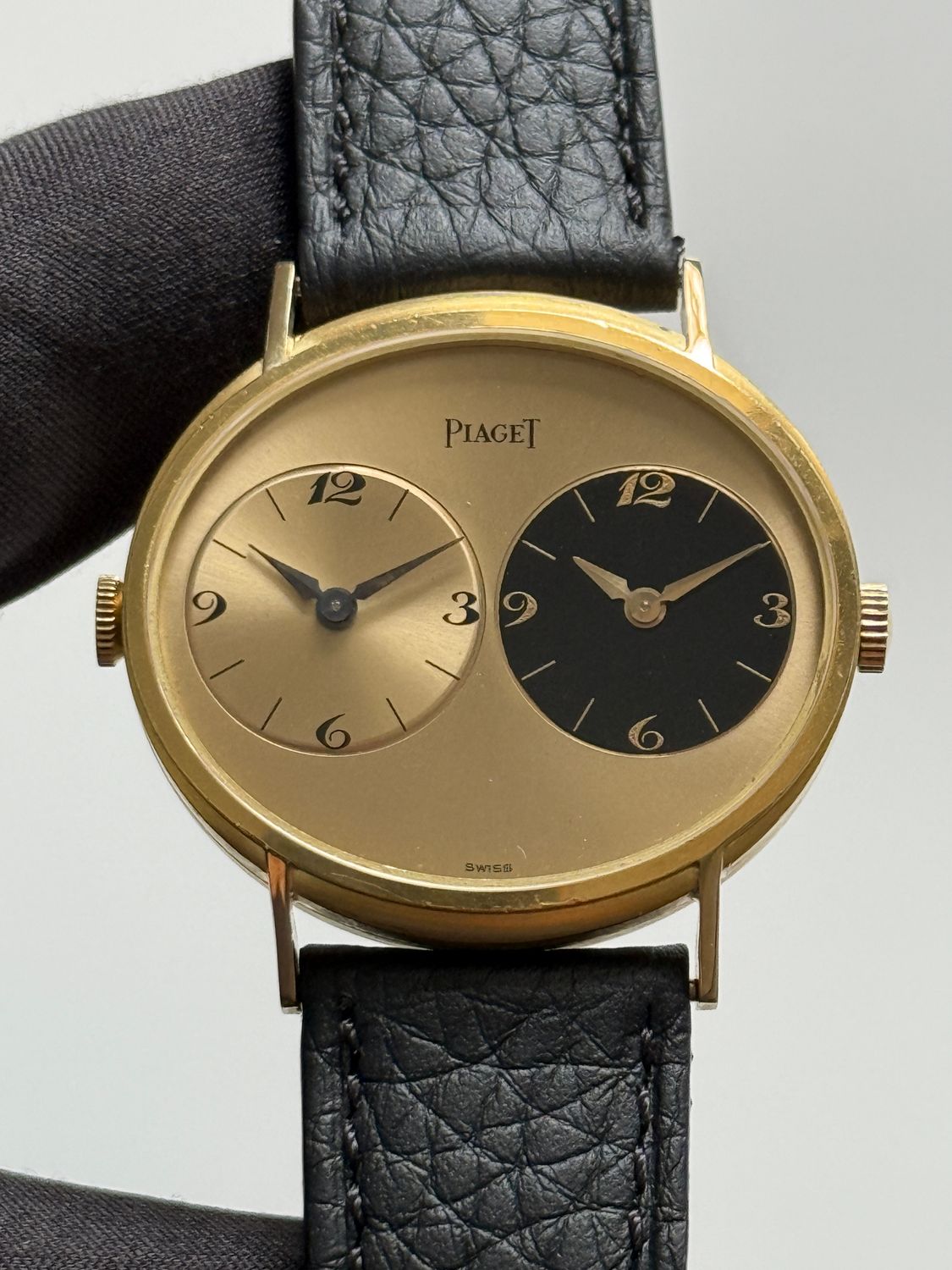 ​PIAGET Dual Time GMT 612501 Oval Champagne Black Arabic Numerals 18k Yellow Gold 33mm Manual Classic Vintage 1978