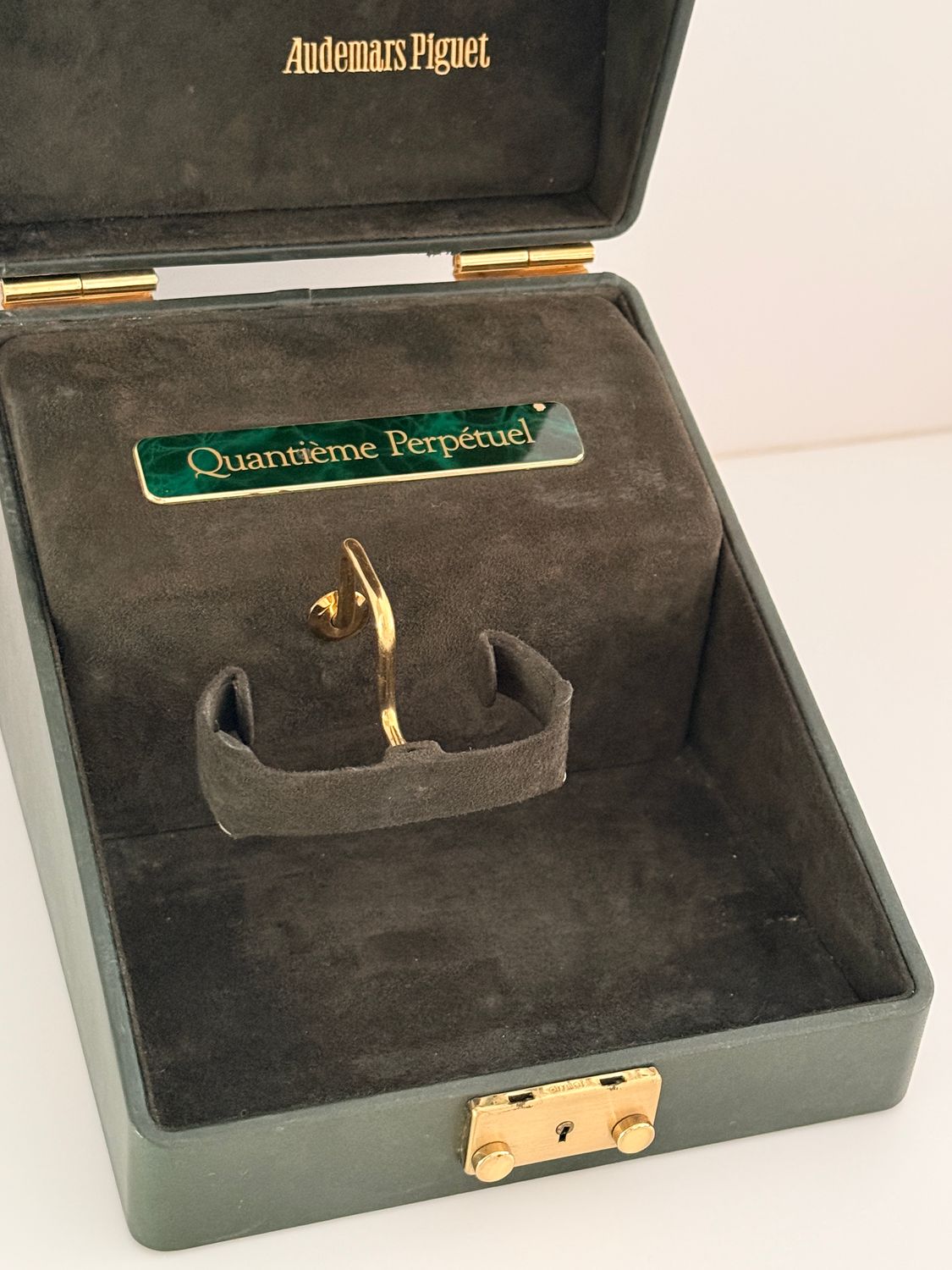 AUDEMARS PIGUET Quantieme Perpetuel Winder Box AP Green Leather Perpetual Calendar Vintage 1990’s AUDEMARS PIGUET Quantieme Perpetuel Winder Box AP Green Leather Perpetual Calendar Vintage 1990’s