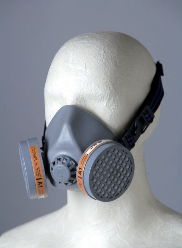 Halbmaske mit zwei Filtern