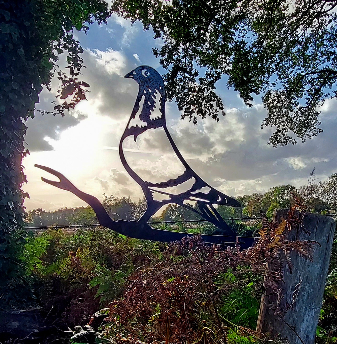 Postduif van cortenstaal