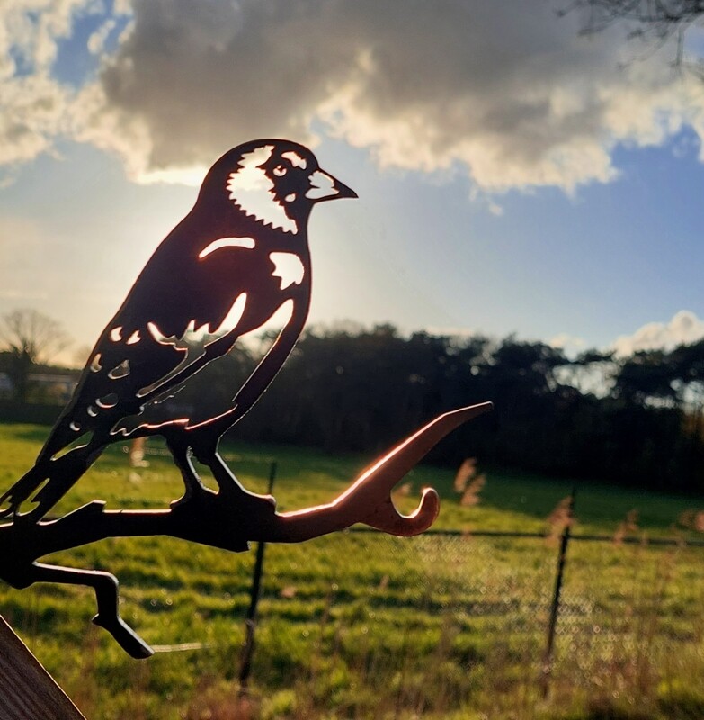 Mangiatoia Per Uccelli In Acciaio Corten METALBIRD | Ornamento Da Giardino Made In Britain - Arte Outdoor