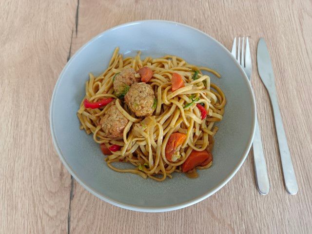 Aziatische gehaktballetjes met noodles