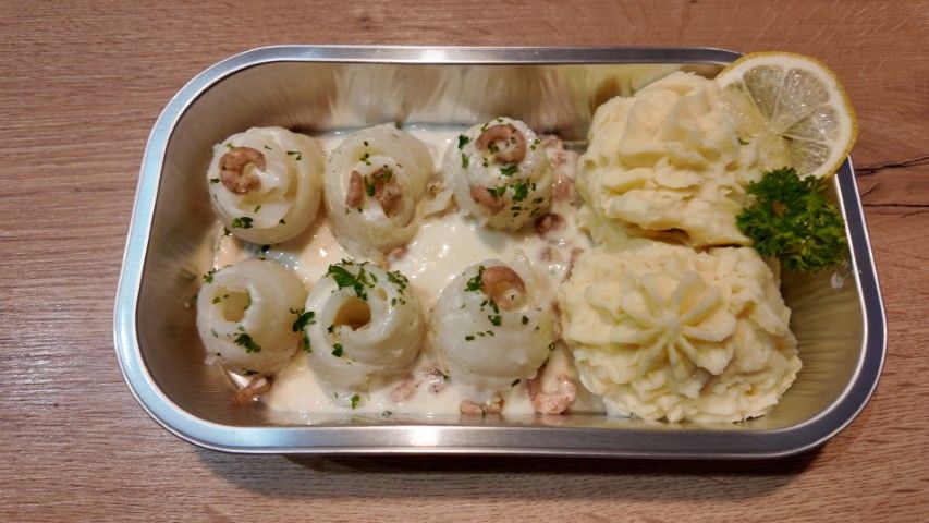Tongrolletjes in romig vissausje met garnalen en aardappelpuree