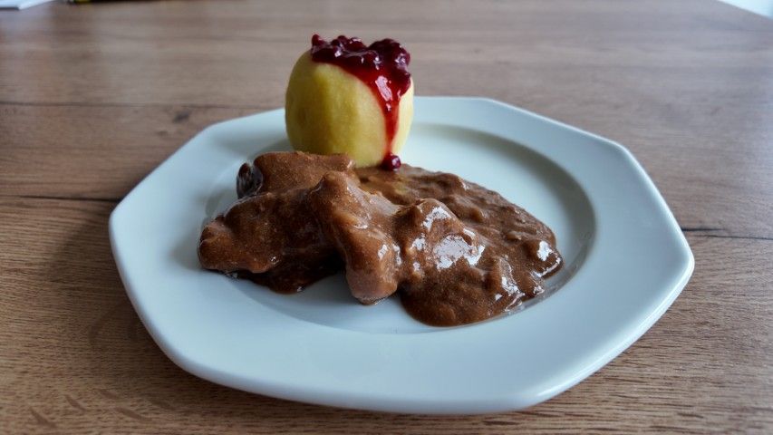 Wildragout met veenbessen en appel