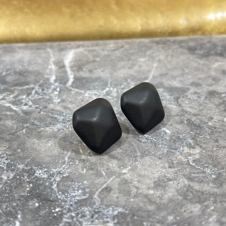 Oorring zwart mat facet