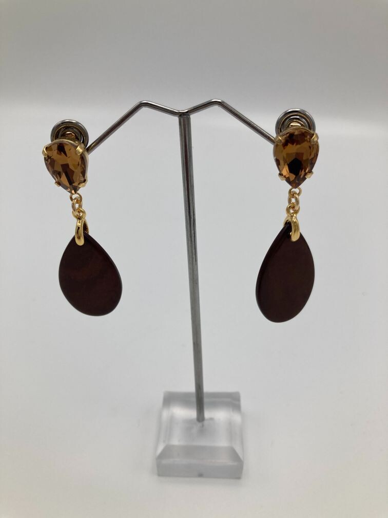 Oorring met glasparel en hangertje bruin