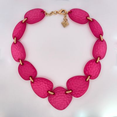 Ketting kort fushia gehamerd