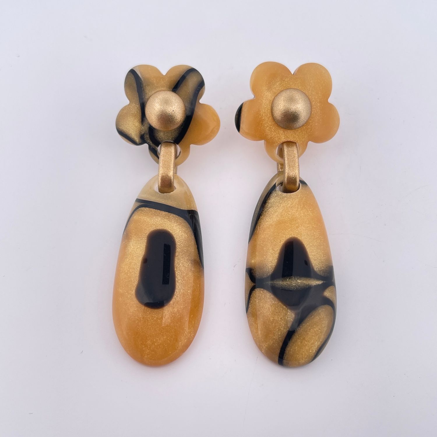 Oorring geel zwart hars
