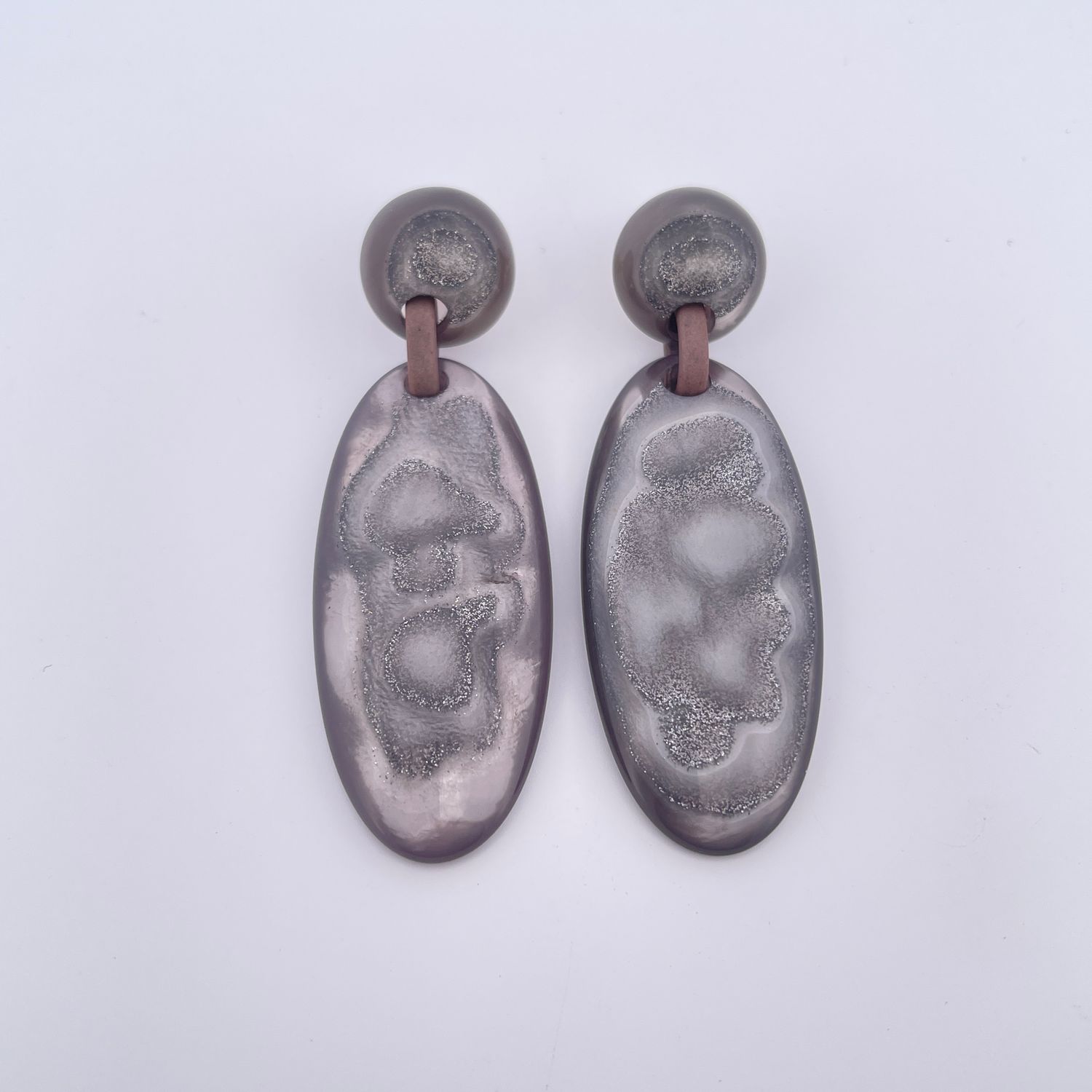 Oorring grijs hars