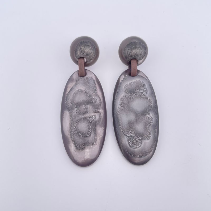 Oorring grijs hars