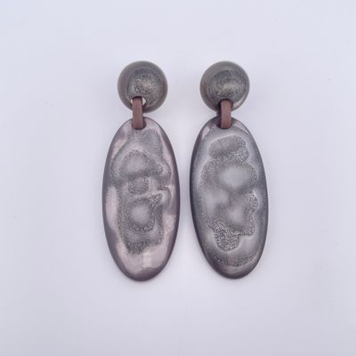 Oorring grijs hars