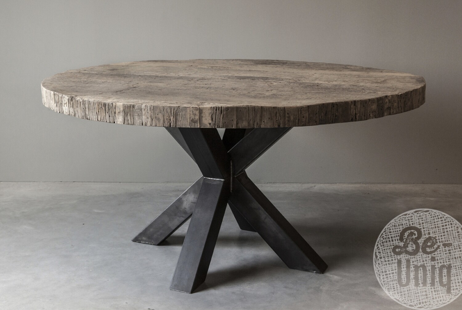 Ronde tafel met zwart onderstel doorsnede 140 cm 