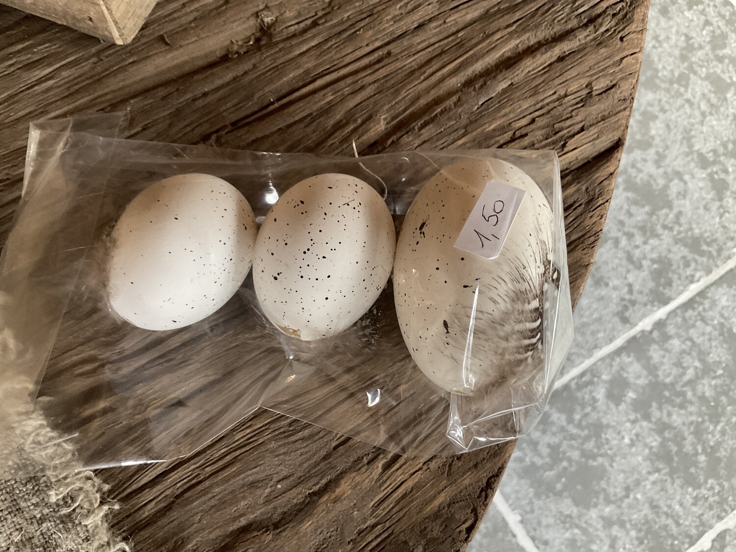 3 witte eieren met veren
