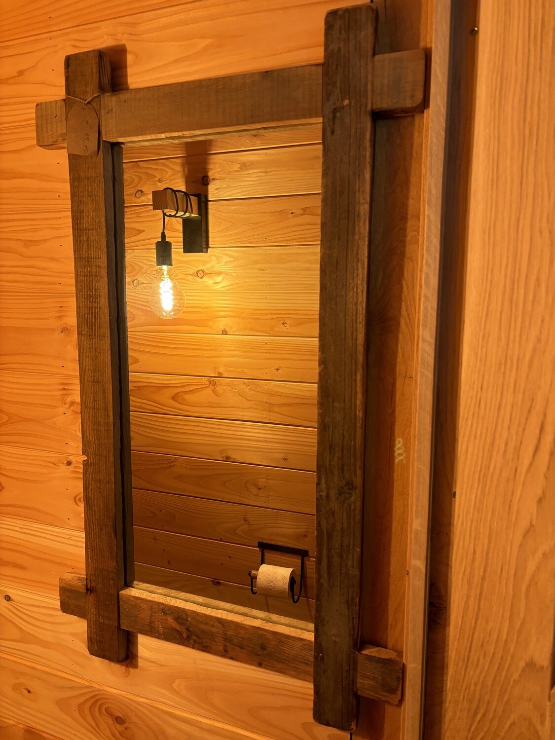 Spiegel met houten omlijsting