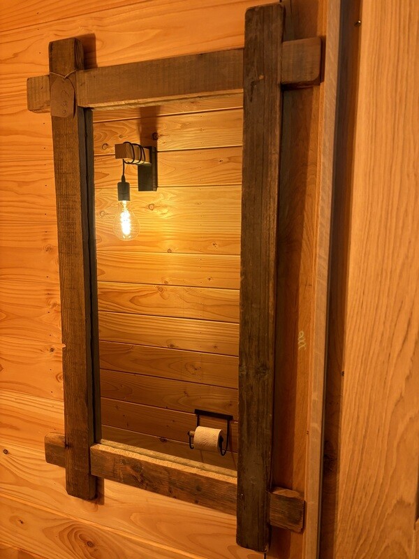 Spiegel met houten omlijsting