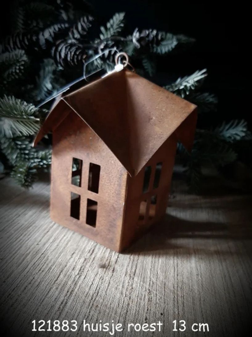 Roest huisje met hoekig dak 13cm hoog