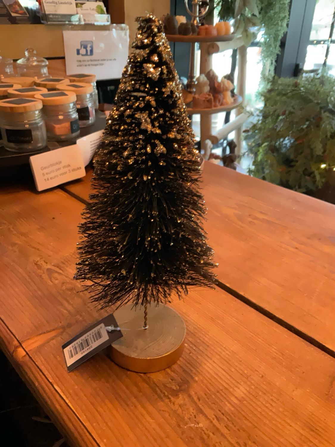 Zwarte kerstboom met goud 25cm
