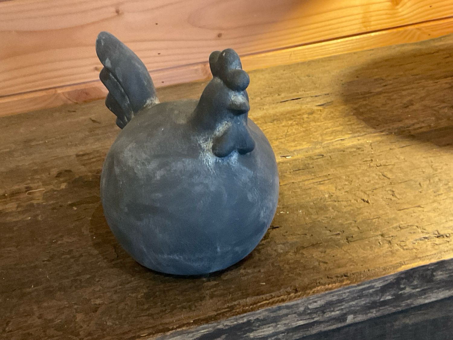 Haan of kip in steen blauw