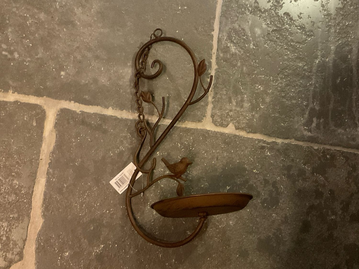 Roeste hanger met voedervogel