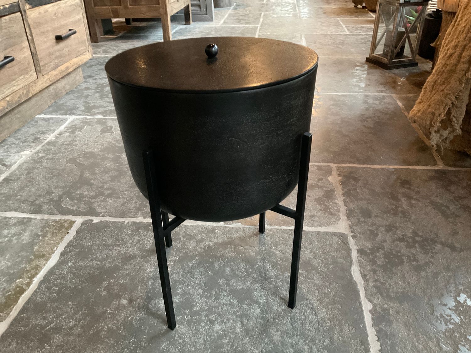 Geurkaars in pot op standaard 29x22 (groot)