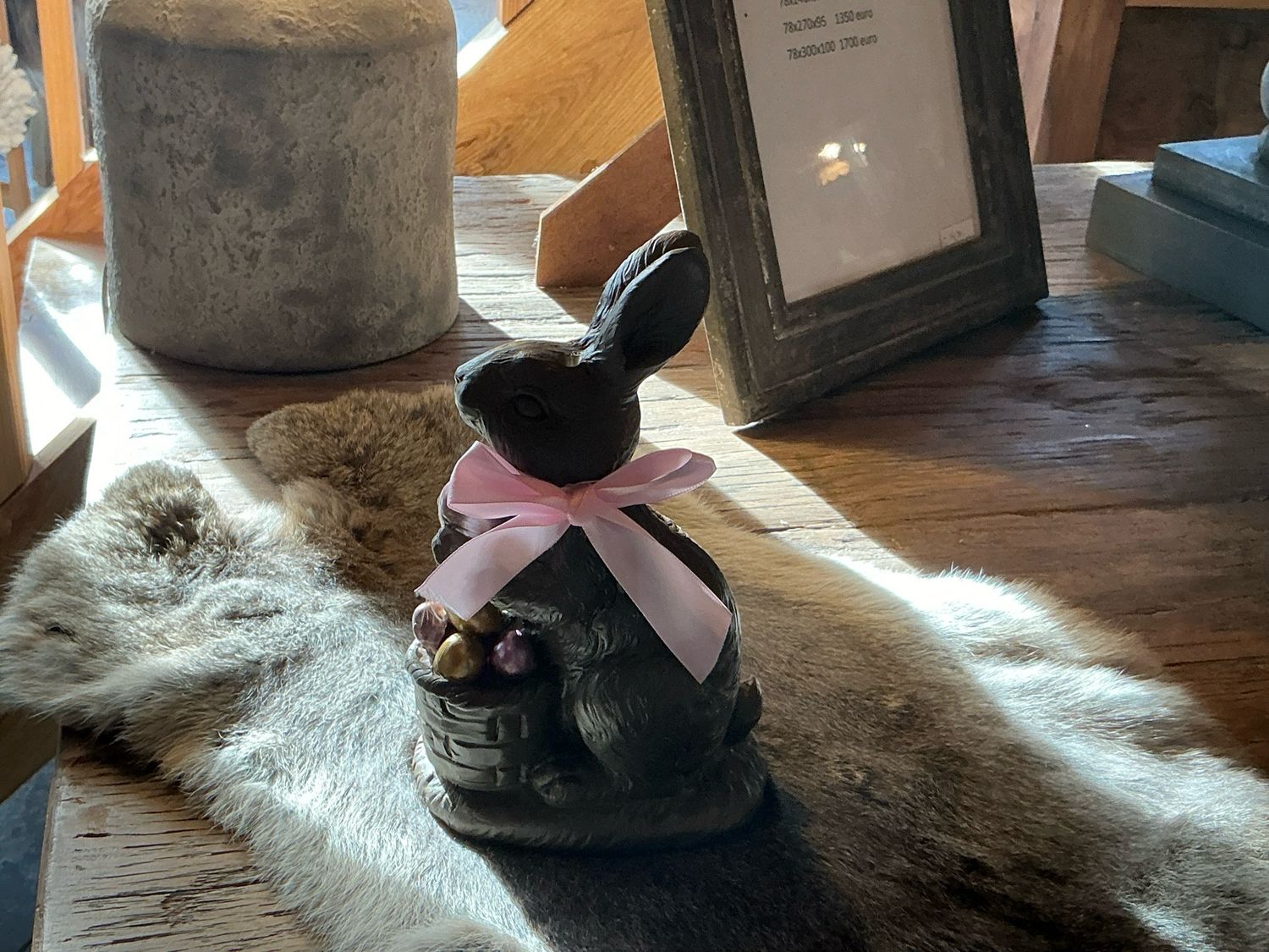 Haas in nep chocolade met kleine eitjes