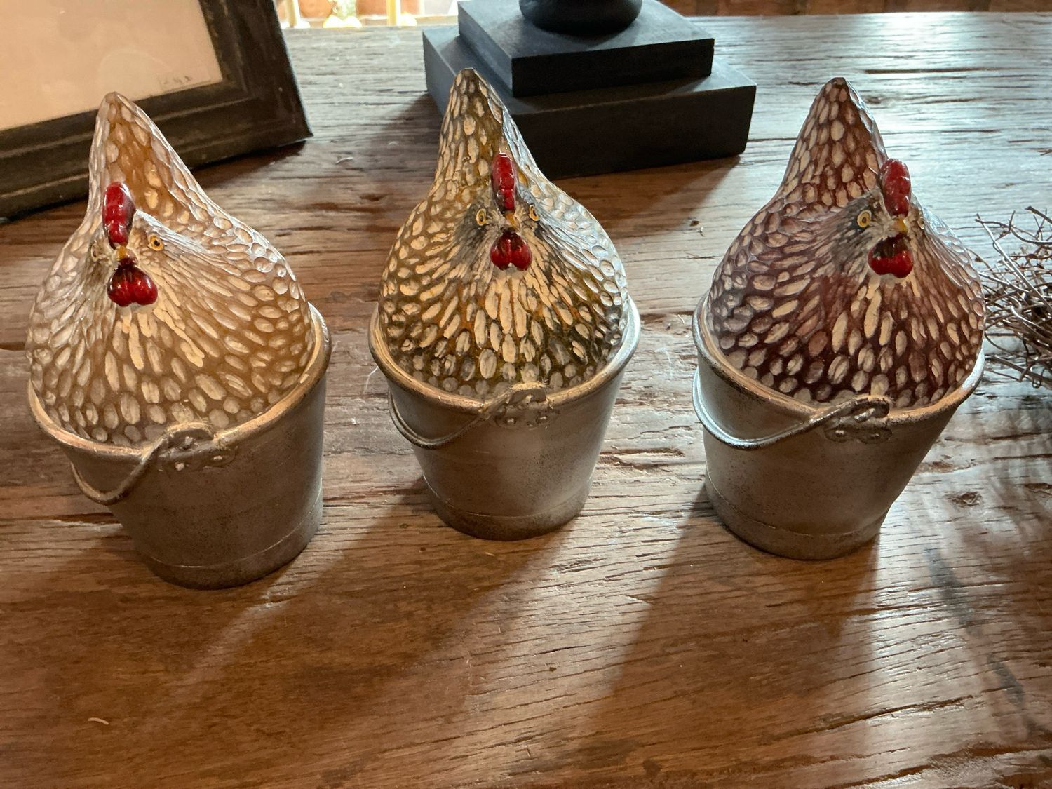 Kip in potje keuze uit 3 verschillende kleuren en 17cm hoog