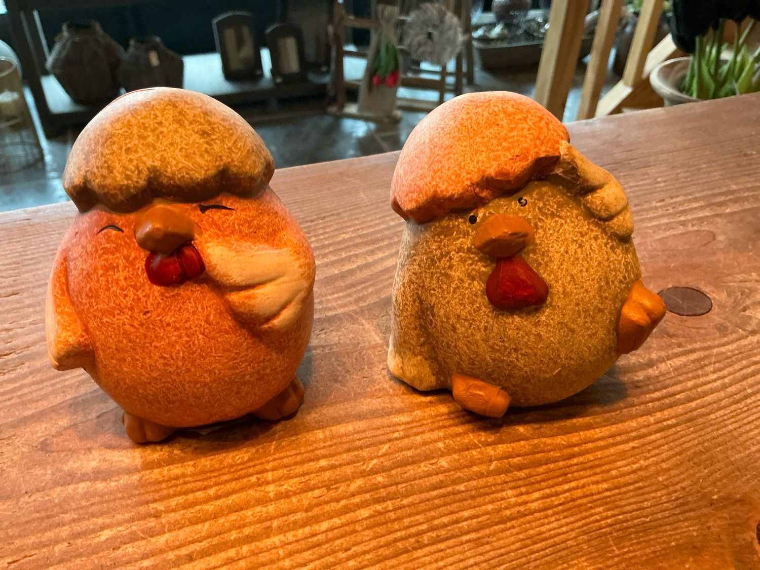 Kuiken met schelp op kopje keuze uit 2 verschillende kleuren 10cmhoog