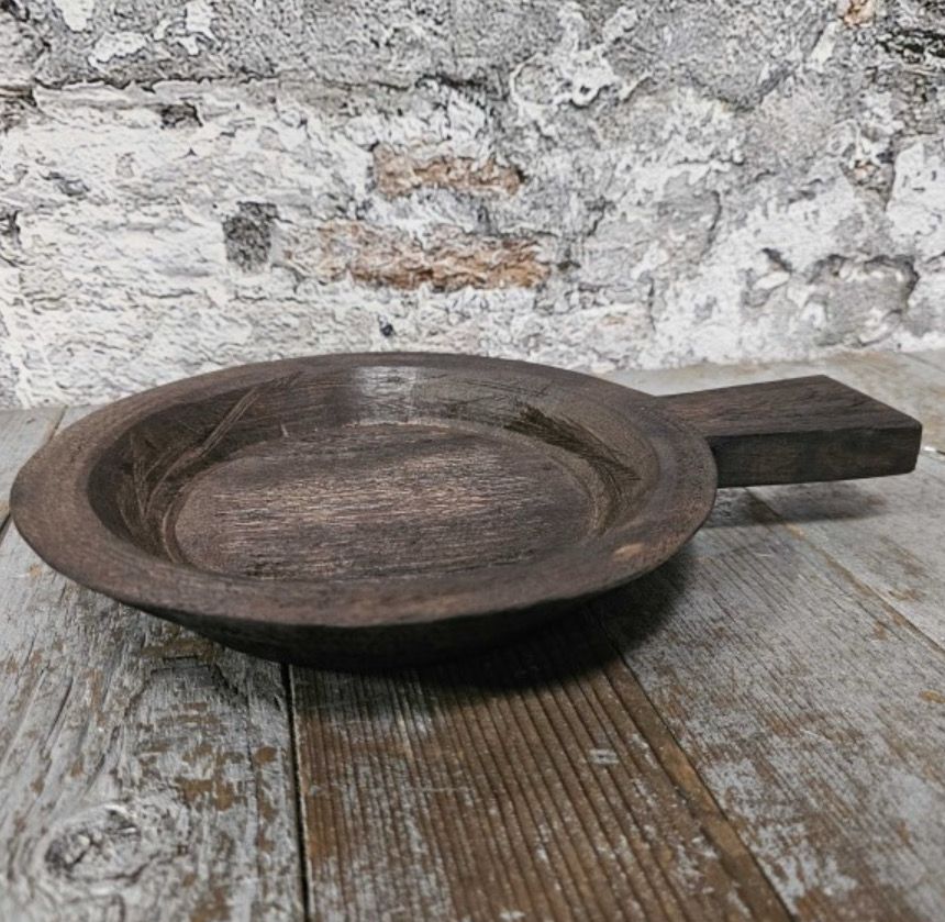 Houten schaal met handvat doorsnee 22cm totaal 31cm