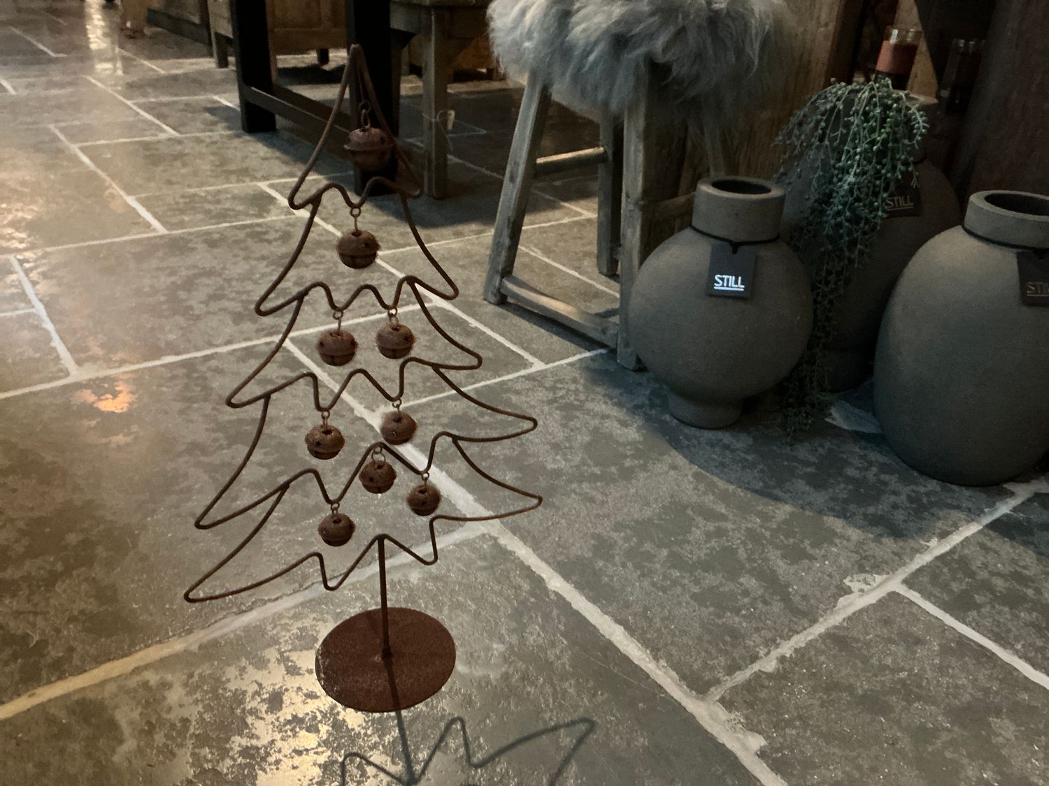 Roeste kerstboom met belletjes 55x30cm
