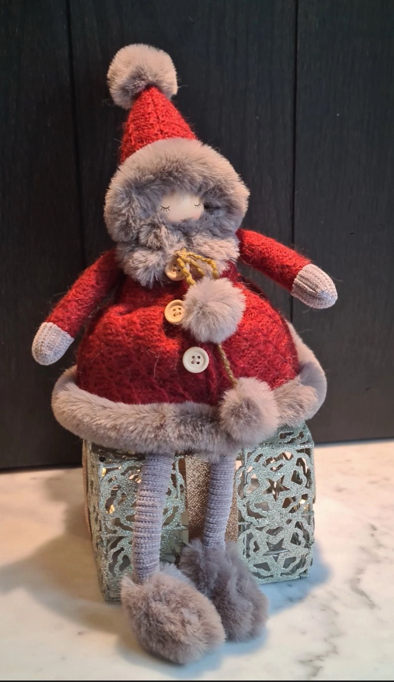 Popje met rode outfit en hangende beentjes  27cm