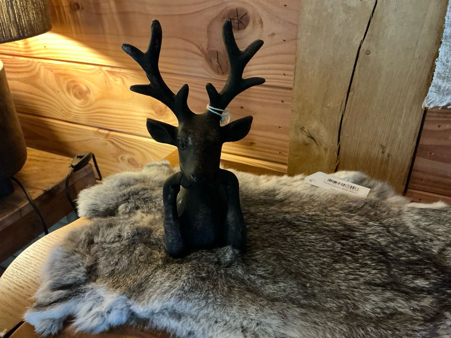 Donker bruin rendier met pootjes onder de kin 20x8cm