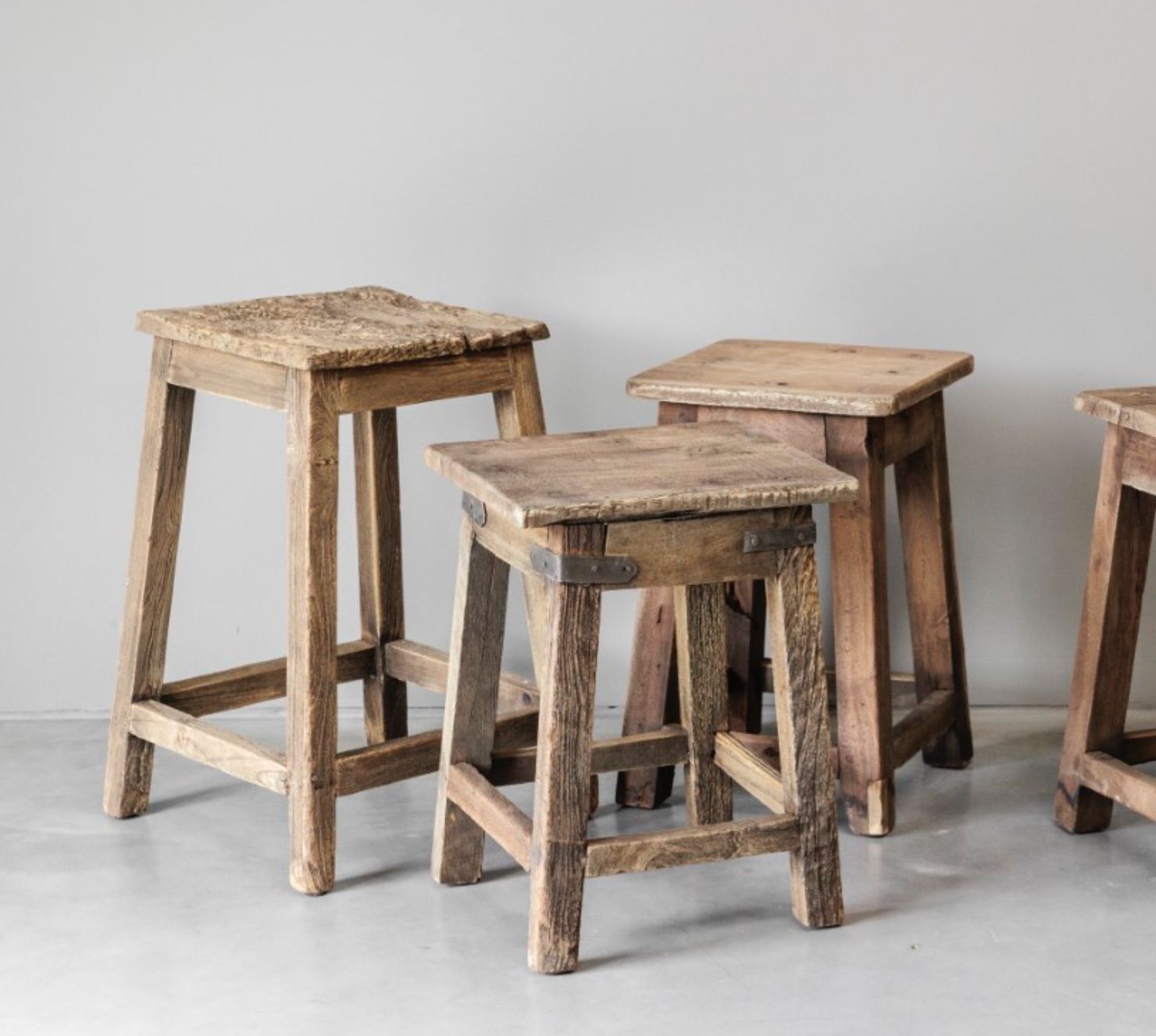 Authentieke kruk. Afmeting ca. (HxBxD) 47x32x28 cm