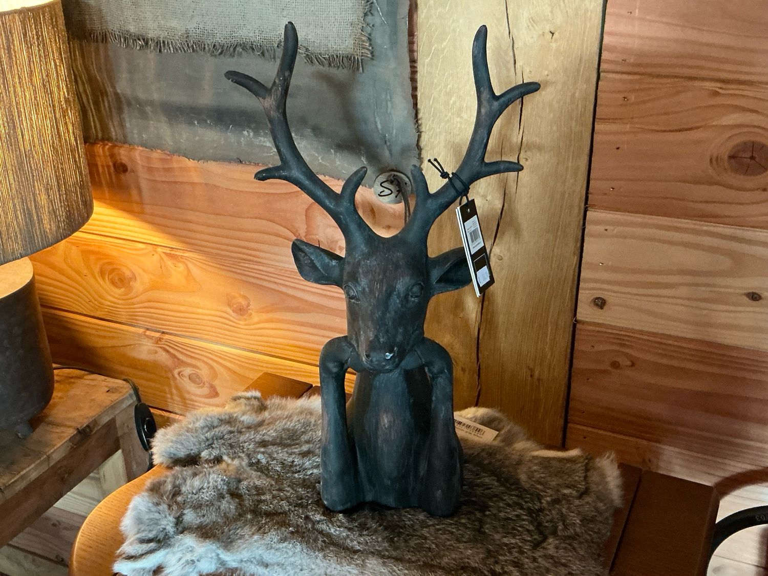 Hertenkop met poten onder de kin 40x12cm