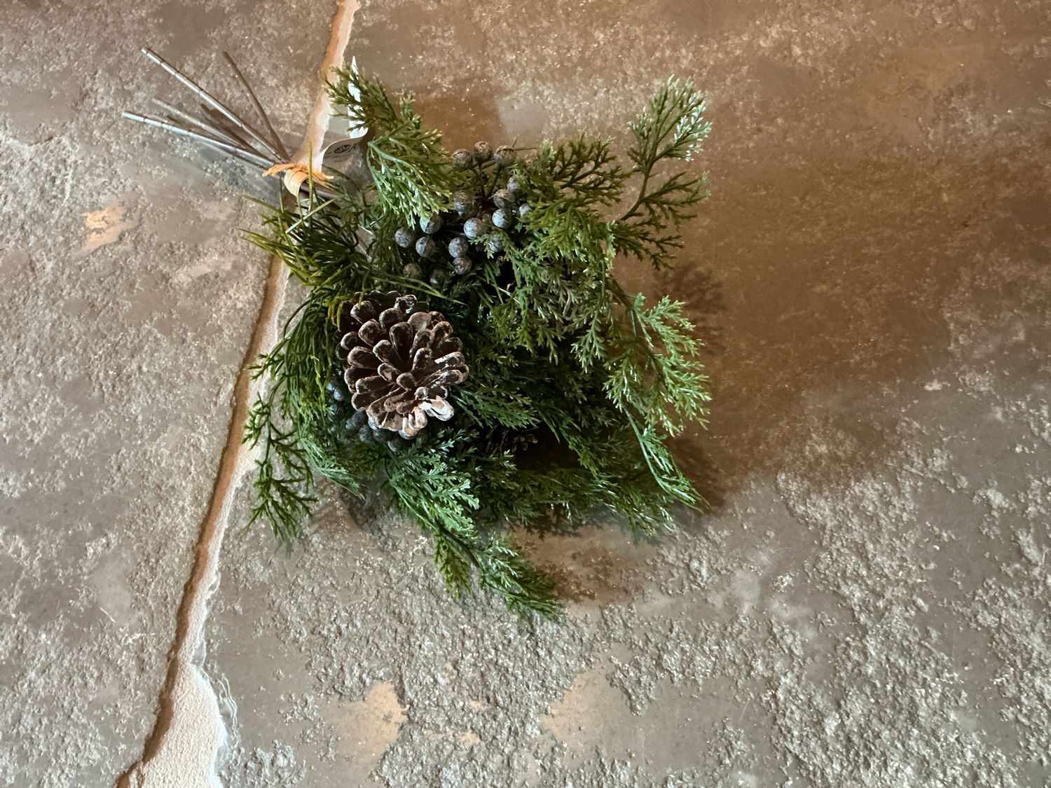 Toefje met dennenappels 35cm