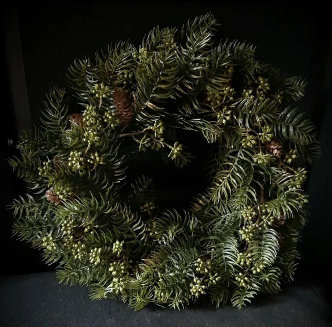 Nep krans met dennenappels