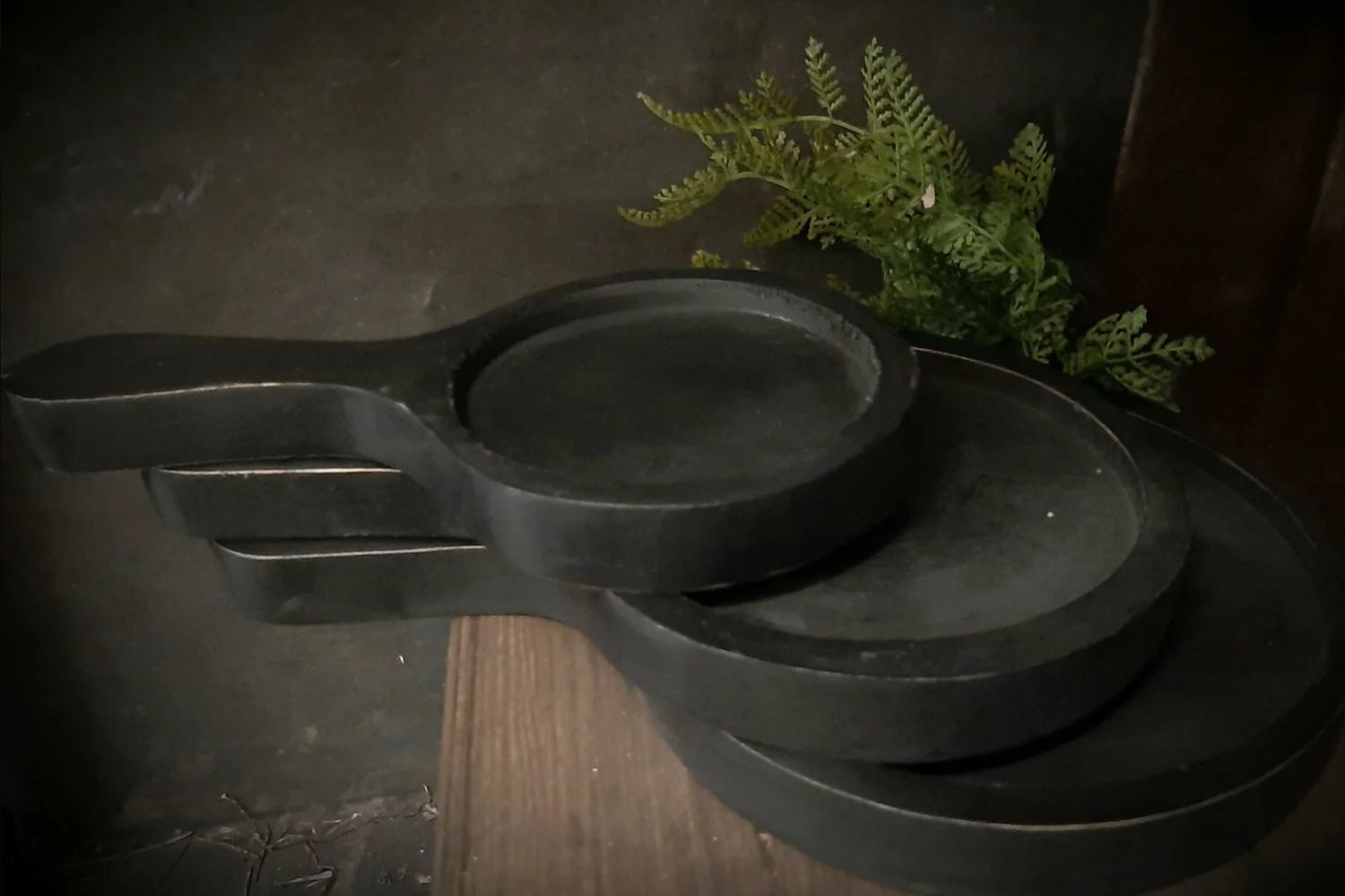 Rond zwart schaaltje met handvat 15cm doorsnee