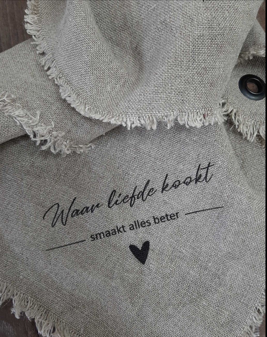 Shabby doek  waar liefde kookt ; met gaatje om op te hangen 50x50cm