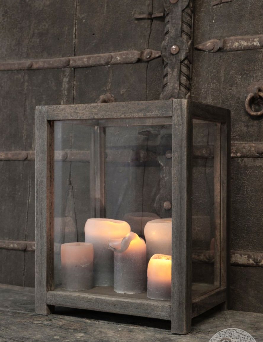 Vitrine Afmeting ca. (HxBxD) 130x35x35 cm