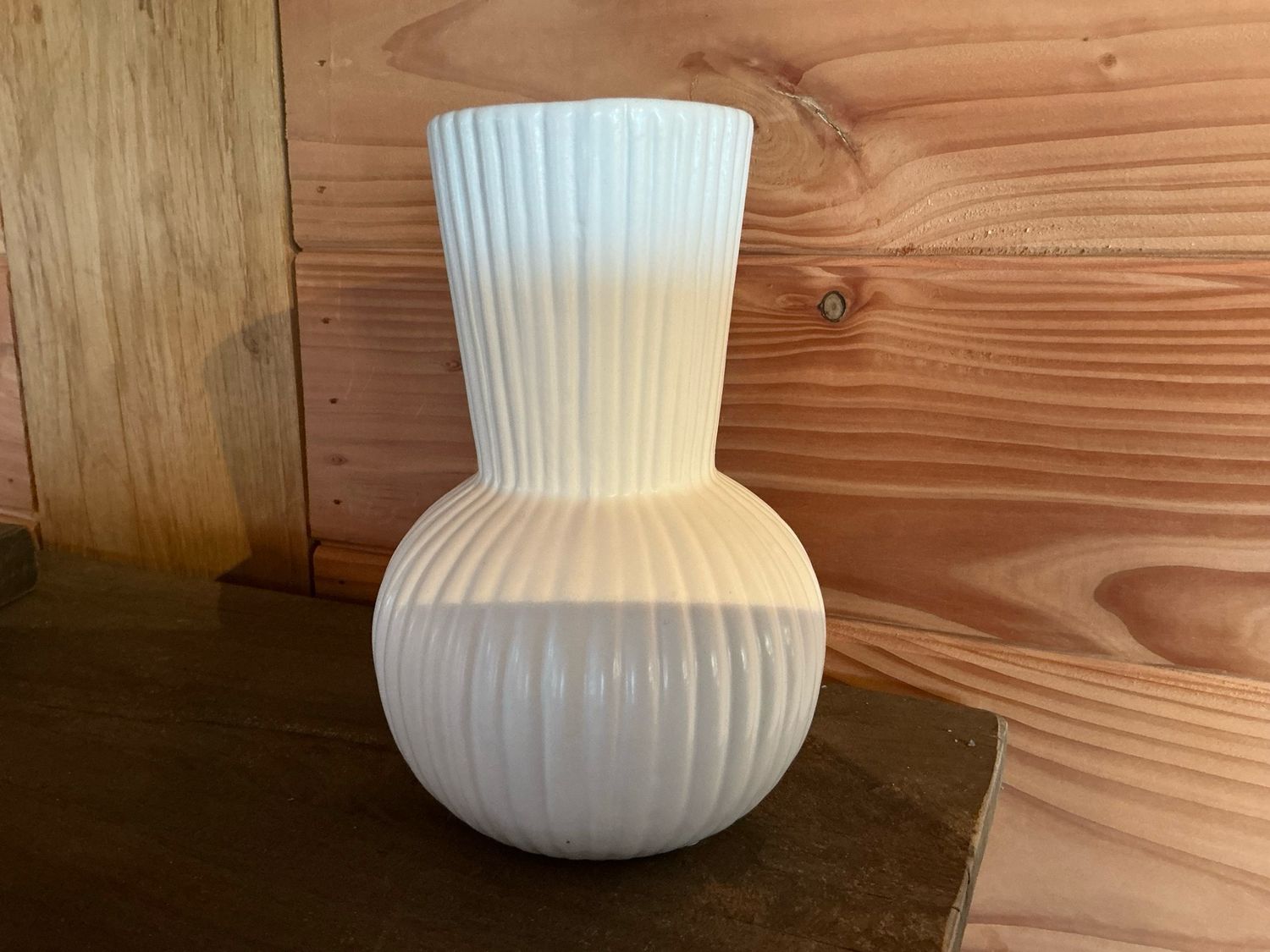 Geribbelde witte vaas 18x11cm