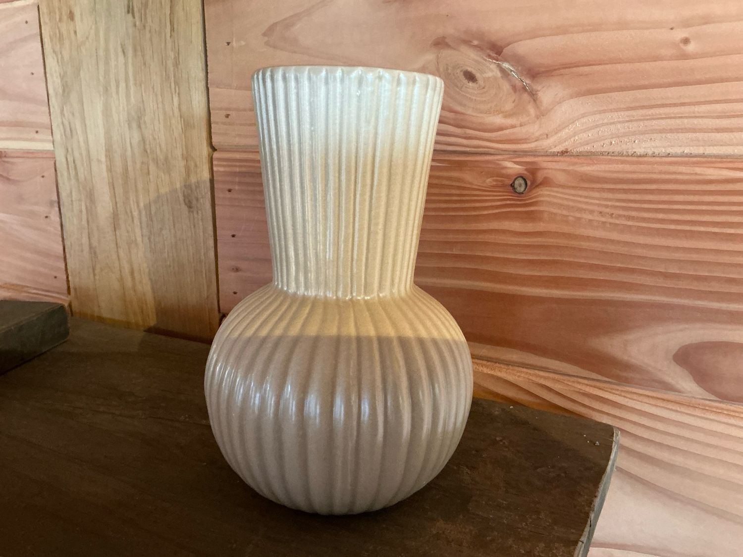 Geribbelde beige vaas 18x10cm