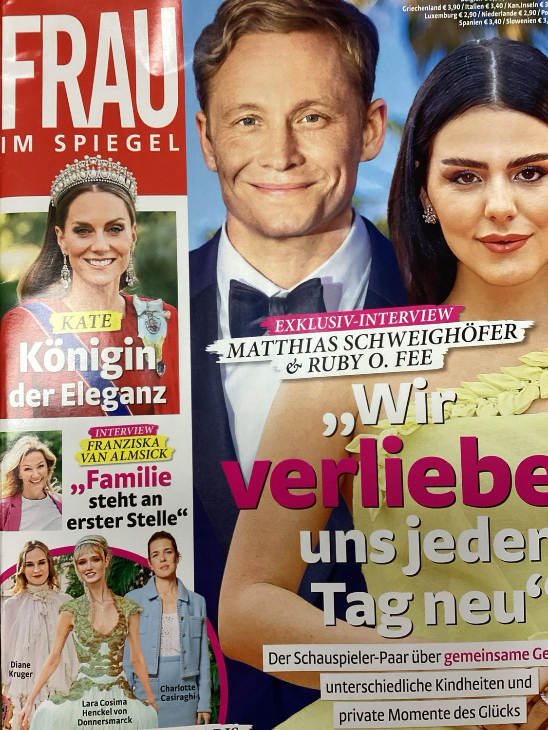 FRAU IM SPIEGEL D #25030